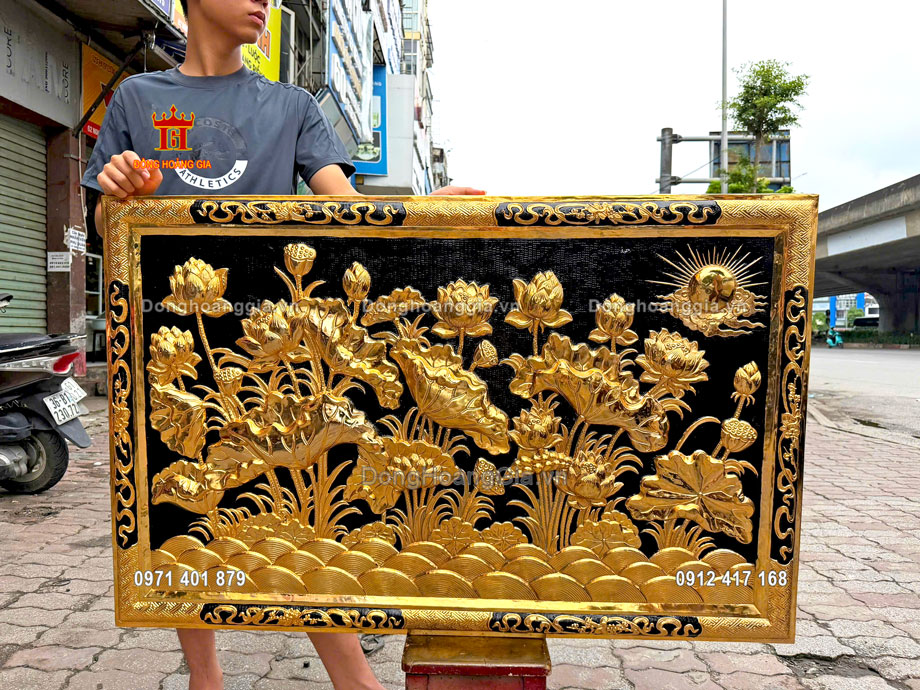 Bề mặt tranh được mạ vàng 24K và phủ bóng 2K chống oxy hóa